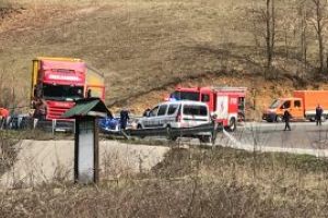 Accident pe Mesteacan: Mai multe lazi cu sticle de bere au cazut dintr-un tir (VIDEO)