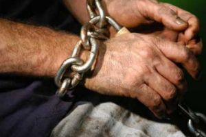 SCLAVIE în România anului 2018. Cazul GROAZNIC din Sebeş. Victima, BĂTUTĂ cu LANȚUL şi ţinută în GRAJD