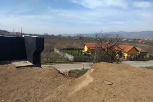 FOTO Coşmarul unei familii din Oarda de Sus care locuieşte la câţiva metri de şantierul autostrăzii Sebeş – Turda: ”Viaţa noastră s-a transformat într-un calvar”