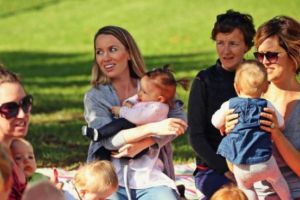 Veste bună pentru mame înainte de Paşte. Au fost virate indemnizaţiile pentru creşterea copilului şi stimulentele de inserţie