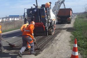 Au inceput reparatiile pe drumurile judetene. Lucrari pe soseaua dintre Timisoara si autostrada