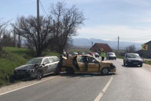 FOTO – Accident la Șura Mare. Un taxi implicat şi o persoană rănită