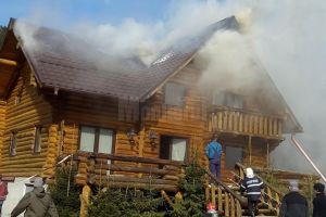 Casă din comuna Putna, cuprinsă de flăcări
