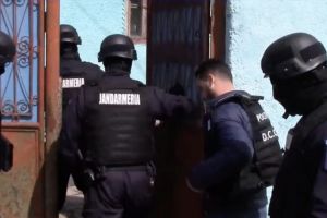 VIDEO Bărbat ţinut sechestrat şi pus să cerşească la mânăstirea Sădinca. Poliţia l-a salvat