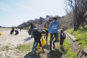 Primarul municipiului Constanta, Decebal Fagadau, intr-o ipostaza neobisnuita.  Edilul a adunat gunoaie de pe plaja Modern