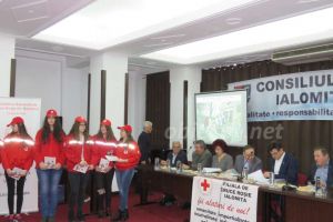 „Toţi cetăţenii care au venituri ce le-ar permite să ofere un ajutor, ar fi de preferat să o facă prin Crucea Roşie”