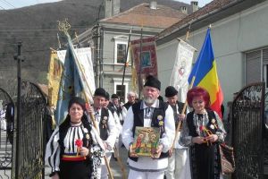 FOTO: Păştenii din Cugir au pregătit pâinea şi vinul pentru Slujba de Înviere a Mântuitorului. Obicei vechi de peste şapte decenii, în Miercurea Mare