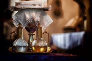 Cercetătorii au DEZVĂLUIT în sfârşit SECRETUL apei SFINȚITE! Viaţa credincioşilor este în PERICOL