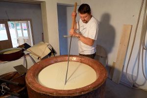 Brânza maturată în Mureş şi recomandată de Prinţul Charles a ajuns în Bacău