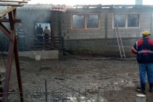 Caz umanitar. Înainte de Paşte, o familie cu patru copii, din Crişcior, a rămas fără casă