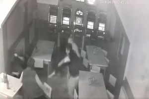 Bărbat din satul Bretea, bătut de doi tineri într-un bar din Beclean (VIDEO)