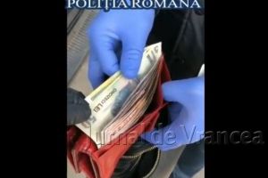 VIDEO: Două femei reţinute de poliţişti pentru furturi din buzunare