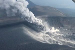 JAPONIA în ALERTĂ! Vulcanul Shinmoe a erupt violent joi. Coloană densă de cenuşă aruncată în aer până la 5.000 de metri 