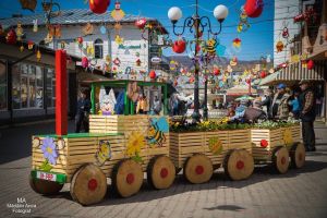 PUCIOASA: Saţiunea, viu colorată de sărbători! Vineri, copiii sunt chemaţi la o „vânătoare” de ouă de ciocolată