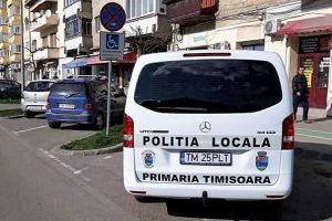 Masina a Politiei Locale din Timisoara, parcata pe doua locuri destinate persoanelor cu dizabilitati