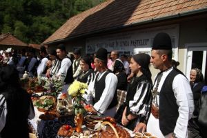 „Statu la vase în Lunea Paştelui” la Şugag – obicei popular unic în România