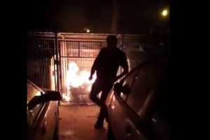 Ghenă de gunoi cuprinsă de flăcări în Micro 16