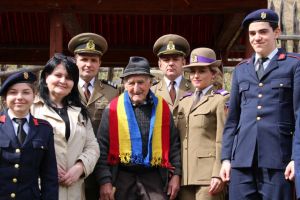 FOTO. Elevi ai Colegiului Militar ”Mihai Viteazul” din Alba Iulia, în vizită la veteranul de război Gavrilă Bîrluţ