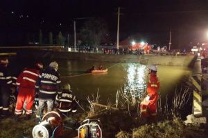 Accident devastator: Nouă persoane au murit după ce un microbuz a căzut în Bistriţa (FOTO)
