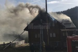 Un puternic incendiu a distrus o casă din localitatea Putna