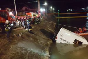 Nouă persoane care munceau în Arad şi Alba au murit după ce microbuzul în care se aflau a căzut în râul Bistriţa, în judeţul Neamţ