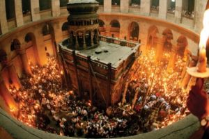 PAȘTE 2018: Sfânta Lumină de la Ierusalim va fi adusă, sâmbătă, în România. Miracolul focului care se pogoară din cer