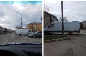 FOTO ȘTIREA TA: Parcare încurcă-lume a unui şofer-problemă, la Cugir: A blocat cu duba un întreg sens de mers