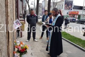 Imagini de la eveniment:Slujba de pomenire in fata fostului restaurant Beirut, la patru ani de la moartea celor trei fete arse de vii in incendiu (galerie foto+video)