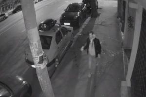 POLIȚIA cere sprijin pentru a prinde PIROMANUL care a INCENDIAT opt MAȘINI | FOTO & VIDEO