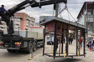 Se ridică chioşcurile abandonate