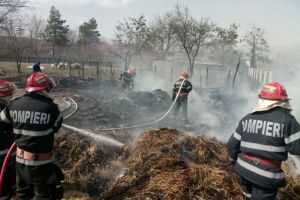 Gospodarie mistuita de flacari in Dorobantu, judetul Tulcea. Intervin salvatorii (galerie foto)