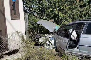 Un tânăr şofer cu alcoolemie, din Alba Iulia, a încercat să fugă de poliţişti şi a intrat cu maşina în gardul unei case