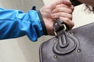 Tâlhărie în plină zi în Alparia: o femeie a fost atacată într-un parc şi a rămas fără portmoneu