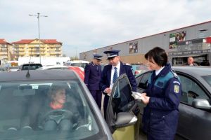 Premergător Sărbătorilor Pascale, sute de persoane din Alba Iulia au primit sfaturi de la poliţişti, utile pentru siguranţa lor