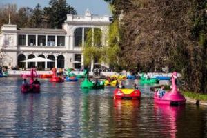 Revin bărcile pe Lacul Chios 