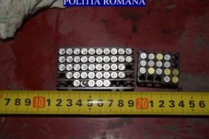 Arsenal de arme găsit acasă la un clujean - FOTO