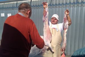 Piaţa de miei din Ioşia: Oierii se plâng că-şi dau marfa la preţuri prea mici, cumpărătorii de scumpete, doar măcelarii fac bani frumoşi (FOTO)