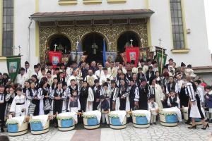 FOTO: Tradiţia ”Păştenilor” din Vinerea, păstrată cu sfinţenie din anul 1948. Gospodarul Nicolae Turlea, gazda sărbătorii din acest an