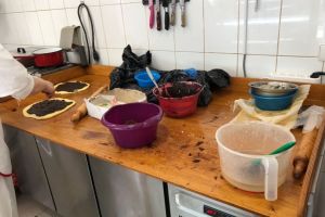 Control al comisarilor CJPC Constanta la o patiserie din Piata Km. 4-5. In ce conditii erau pregatire alimentele (galerie foto) 