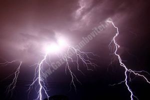 DÂMBOVIȚA: Vineri, sunt aşteptate averse de ploi, cu descărcări electrice