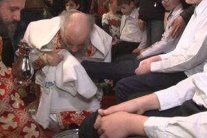 Arhiepiscopul Casian a spălat picioarele unor copii orfani