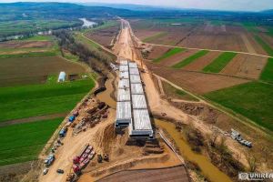 FOTO, VIDEO: Autostrada Sebeş-Turda, lotul 1 – Înainte de Paşti, constructorul a montat ultima grindă la podul peste Ampoi. Se lucrează şi pe alte porţiuni