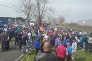 Protest în faţa AsoCromsteel! Salarianţii continuă greva generală