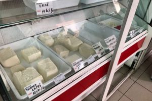 Comercianti de produse lactate din Piata Balada din Constanta, verificati de CJPC Constanta. Mai multe produse au fost retrase de la comercializare (galerie foto)