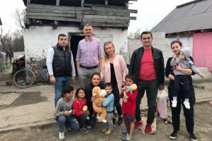 FOTO: În prag de Sărbători Pascale, PNL Aiud a adus zâmbetul pe chipul unor localnici mai puţin norocoşi