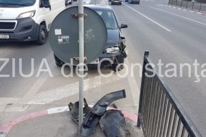 Imagini de la eveniment. Accident rutier in Constanta pe strada Dezrobirii. O masina a fost avariata. Cum s-a intamplat (galerie foto - video)