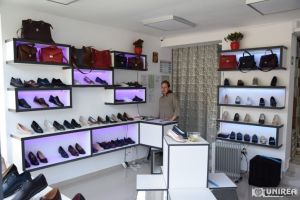 FOTO, VIDEO. Un producător cu tradiţie de peste 30 de ani în Bucovina a deschis la Alba Iulia un magazin cu încălţăminte din piele naturală