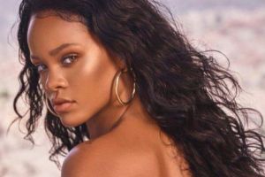 Rihanna a COMIS-O din nou! Artista s-a fotografiat GOALĂ PUȘCĂ, iar fanii au luat-o RAZNA - Galerie Foto FIERBINTE 