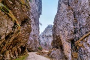 Turişti GRAV RĂNIȚI în Prăpăstiile Zărneştilor! Un echipaj SMURD acţionează pentru salvarea lor