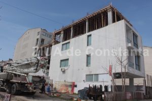 Santier fara panou informativ pe strada Mircea cel Batran. Cine detine autorizatia de construire